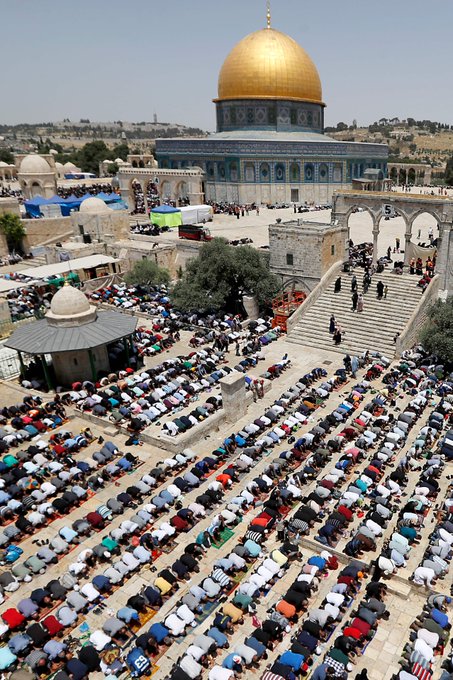 muslims in al aqsa mosque on the last friday of ramadhan